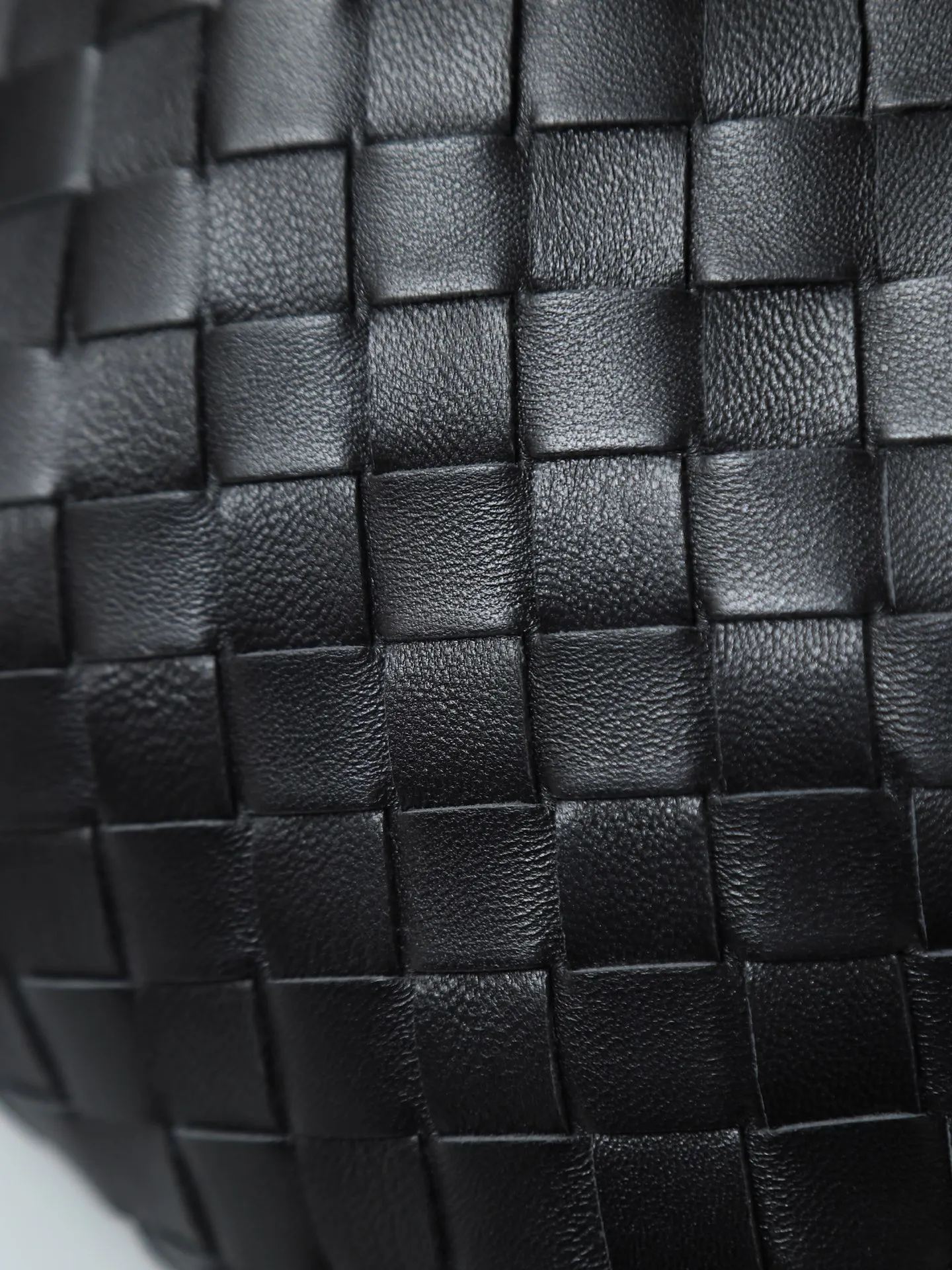 p1600. BOTTEGA VENETA 2025 new women's Dustbag Notte clutch. Dustbag, which has been very popular since its launch, has a chain clause! ! The hand-carrying method is reminiscent of the classic bag type Pouch , light and elegant, the retained drawstring design can be used as a bag, and the chain is longer, which is very suitable for sisters who like to carry their hands cross-body with their hands free. No matter which way you carry it, you can change the way you carry it according to the occasion and your mood of the day, which can make the overall outfit more fashionable🪄🪄The body of the bag has also been widened. It is the rainy season and the weather is hot, so it can easily accommodate small umbrellas and water bottles. The interior is made of nylon, which is light and comfortable to carry, and is very suitable for summer use. Style number: 839394 Size: 33*19*8cm